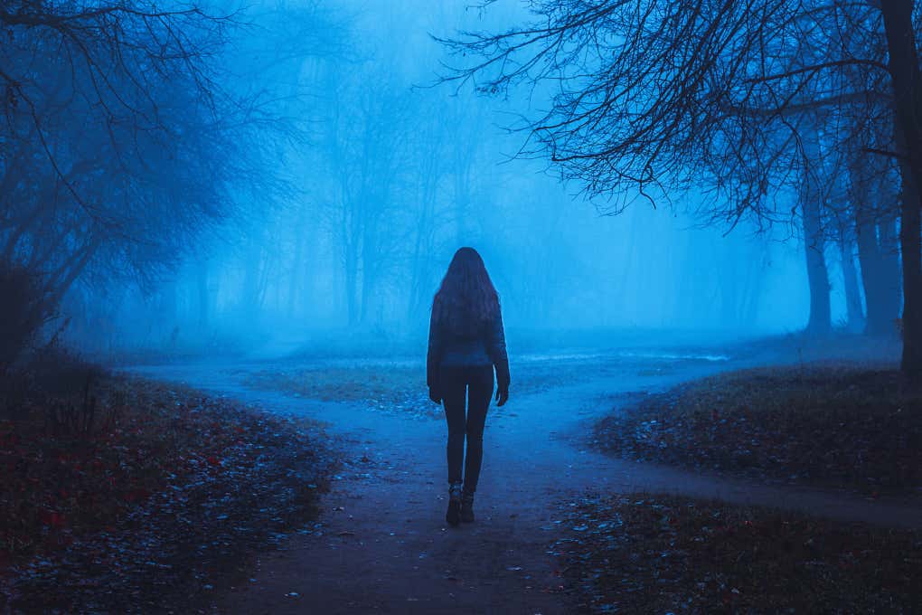 chica en bosque