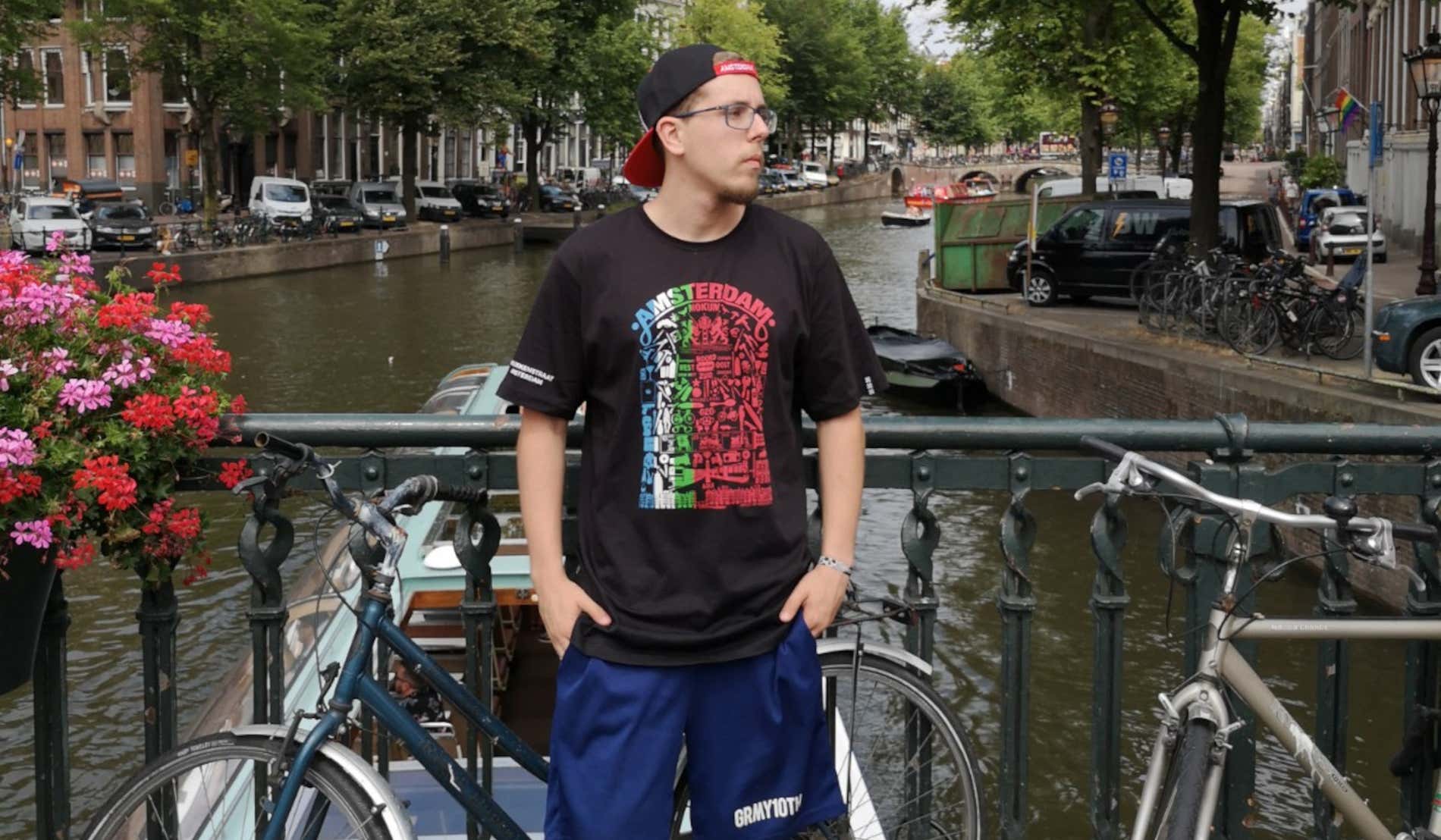 Iván Gómez posando junto a una bicicleta frente a los canales de Ámsterdam.
