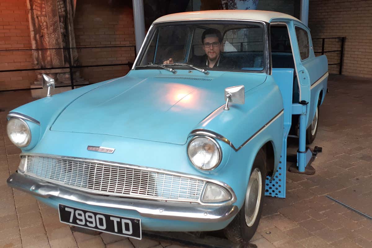 Iván Gómez conduciendo el Ford Anglia volador de Harry Potter en los estudios de Londres.