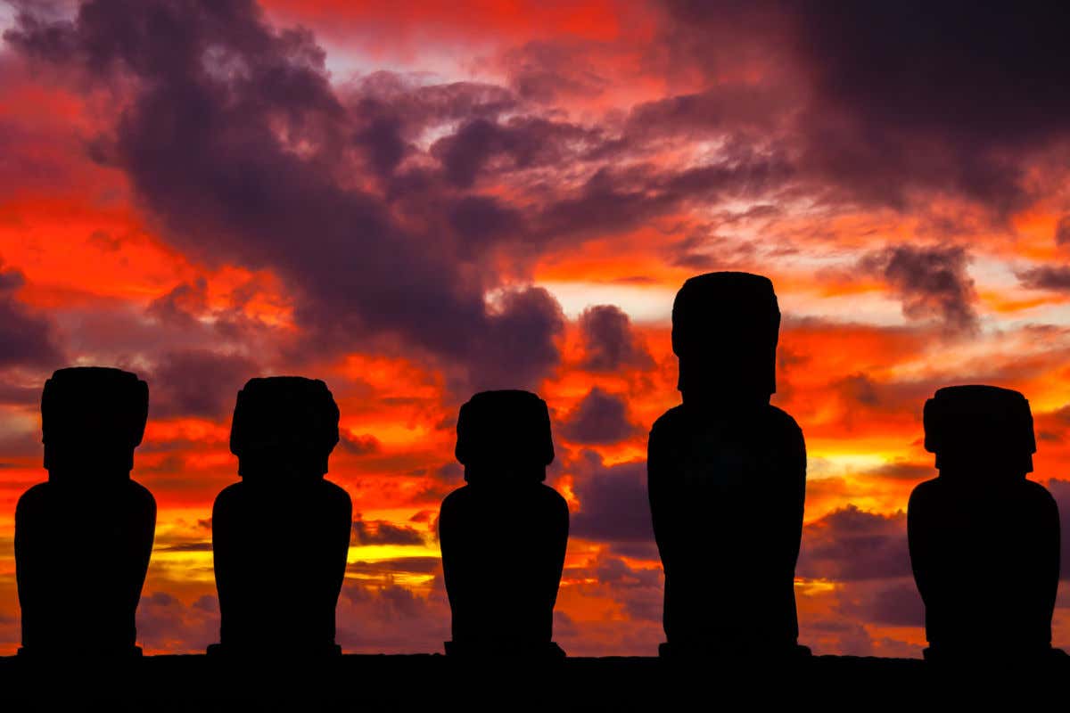 Esculturas de Ahu Tongariki ao amanhecer, um dos pontos arqueológicos mais importantes da Ilha de Páscoa