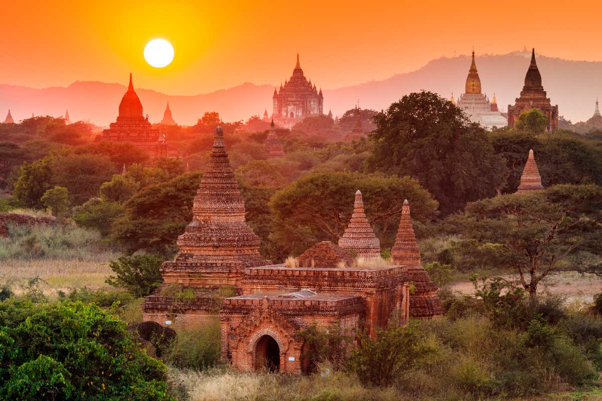 O vale de Bagan com seus típicos templos enquanto o sol começa a iluminar a cena ao amanhecer