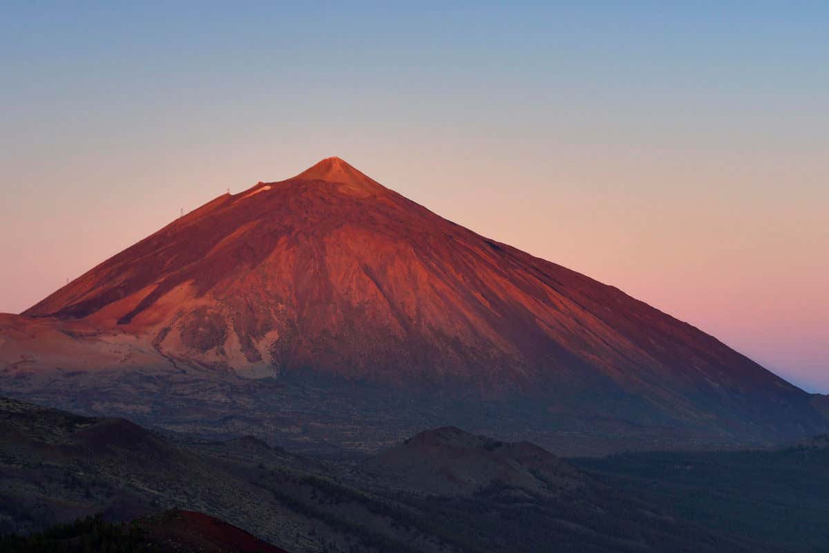 Admirando a silhueta do Teide ao amanhecer, em tons rosáceos, de um dos seus diversos mirantes