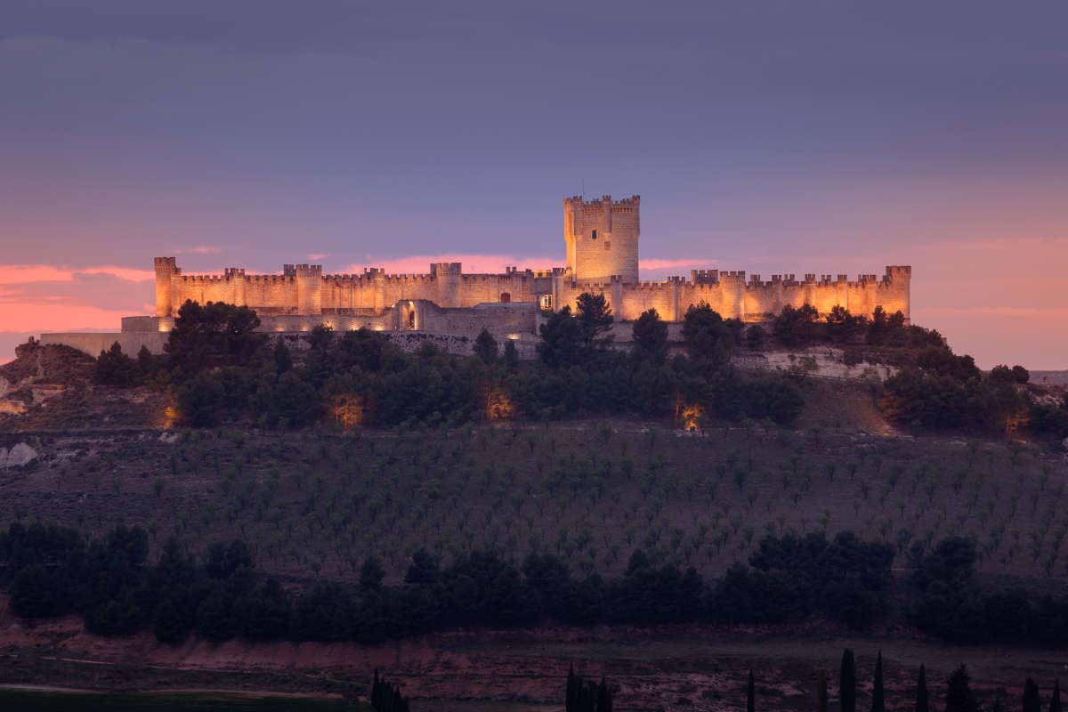 Panorámica de noche del Castillo de Peñafiel