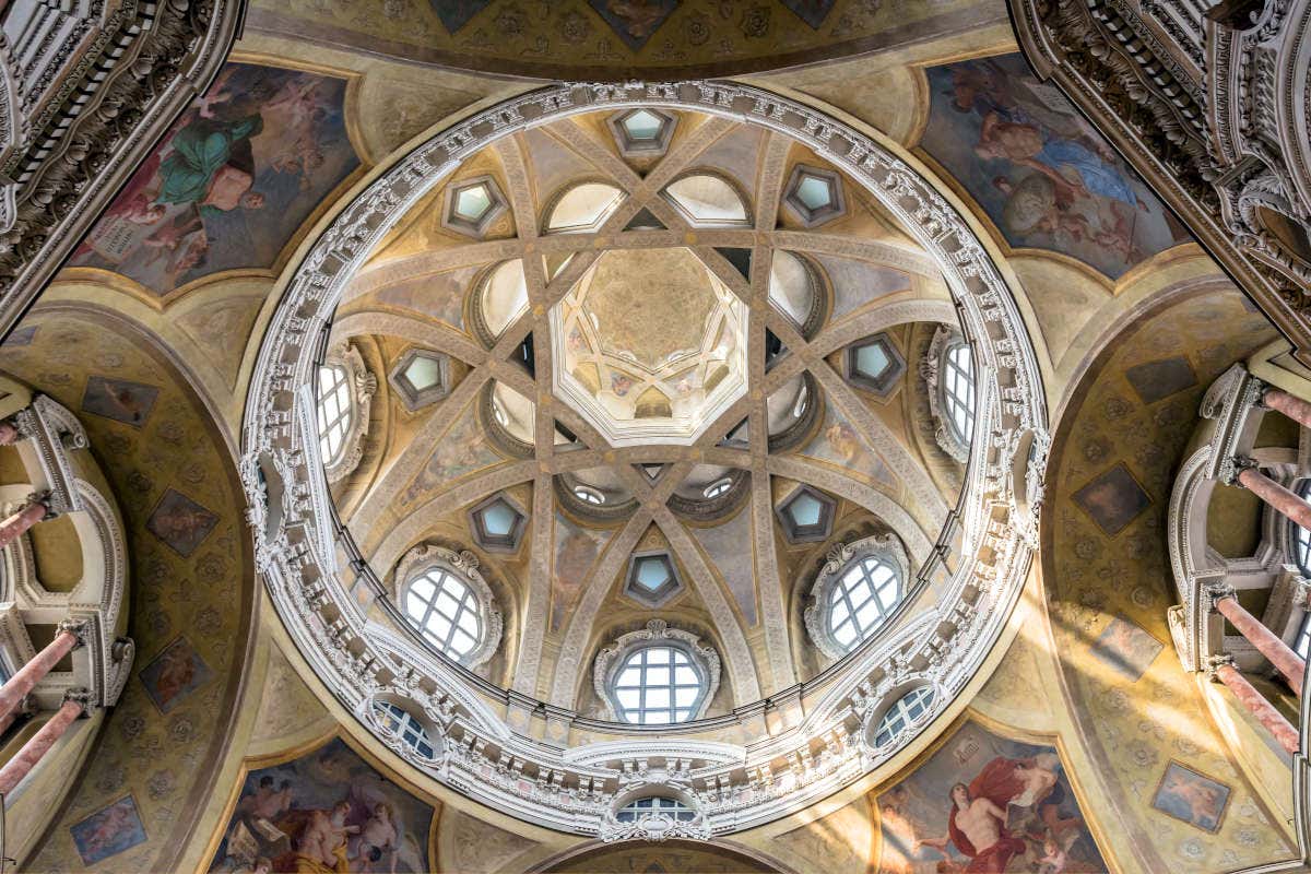 L'interno della cupola della Chiesa di San Lorenzo decorata con disegni geometrici e affreschi