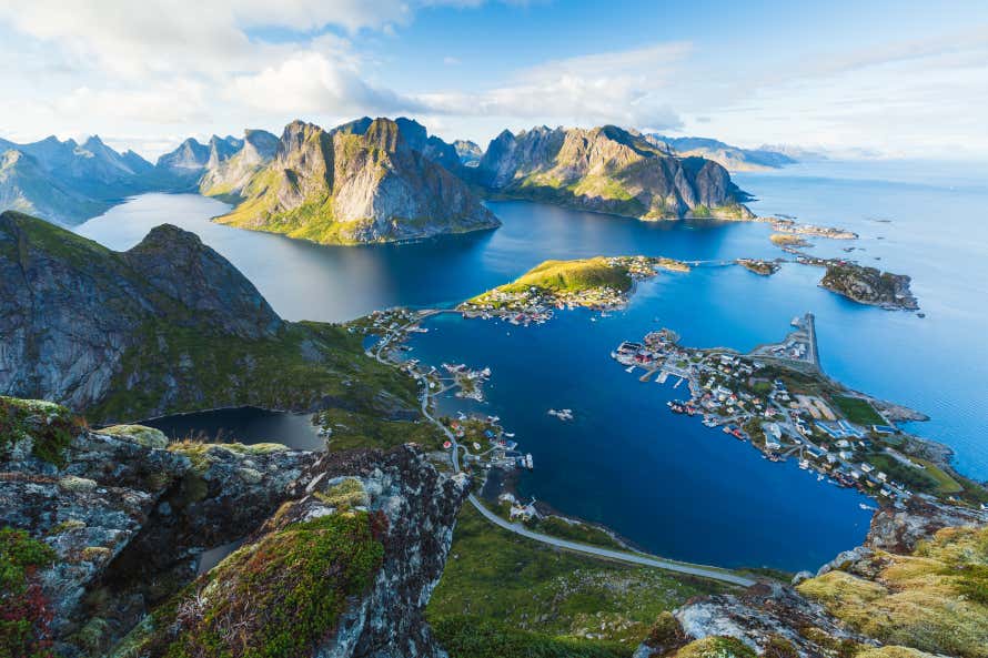 Ilhas Lofoten vistas de cima, cobertas de verde