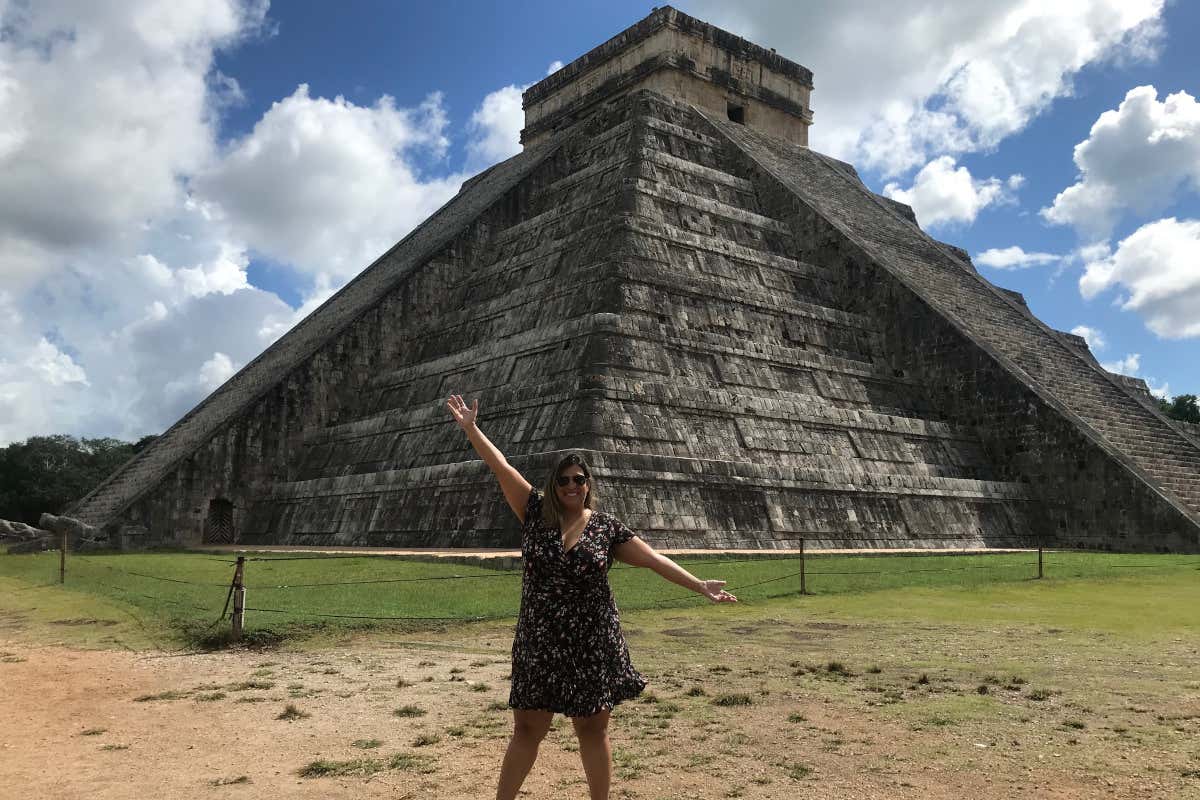 Laura Fernández en Riviera Maya explorando las ruinas de esta antigua civilización prehispánica. En la imagen se puede ver una gran pirámide frente a un cielo parcialmente nuboso.