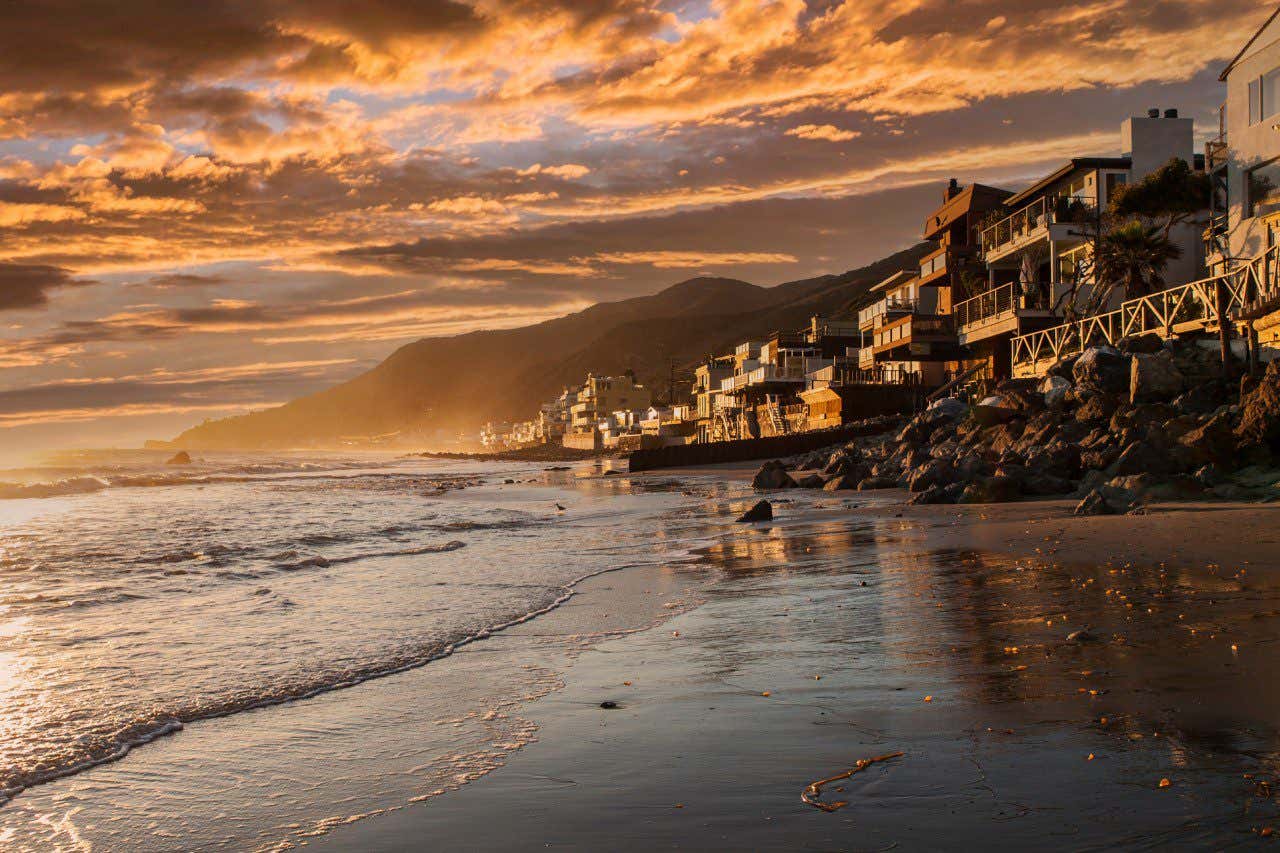 Plage de Topanga teintée d'une couleur orangée à Malibu au coucher du soleil