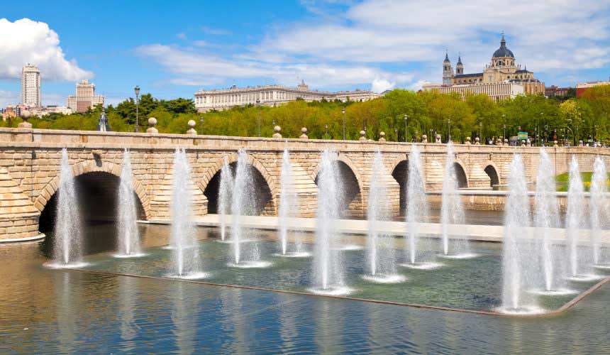 Puente de Segovia sobre el Manzanares, en la zona de Madrid Río