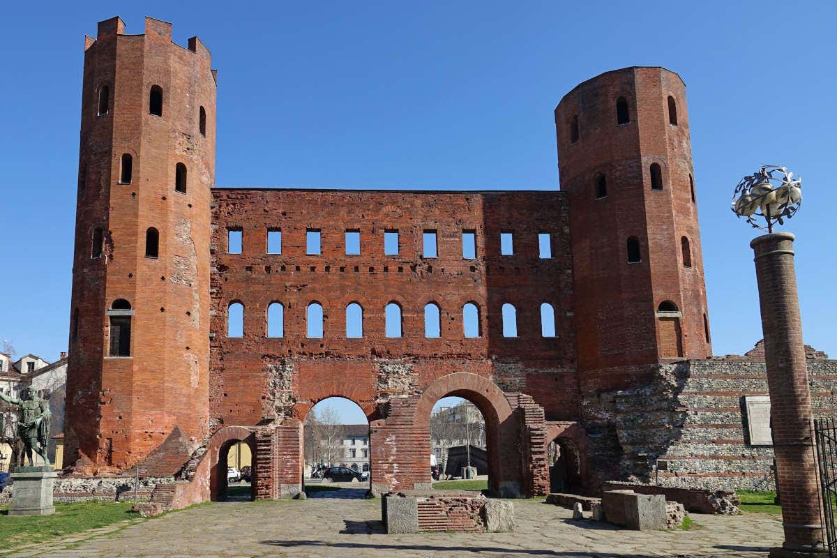 Porta Palatina fatta con mattoni rossi e due torri laterali, simbolo della Torino romana