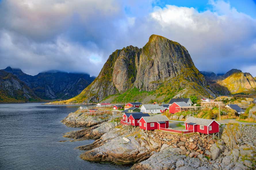 Vila de pescadores de Reine, situada perto das montanhas