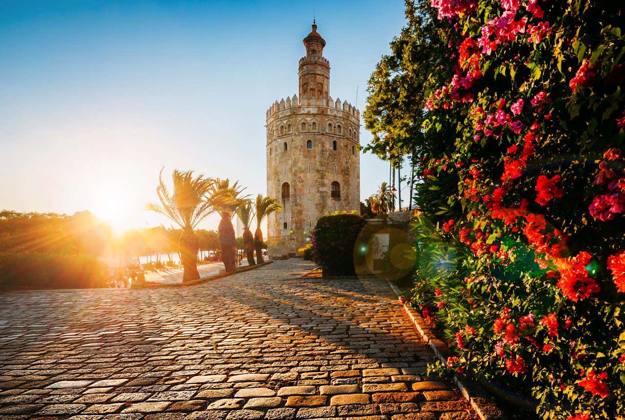 La Tour de l'Or à Séville près du Guadalquivir au coucher du soleil