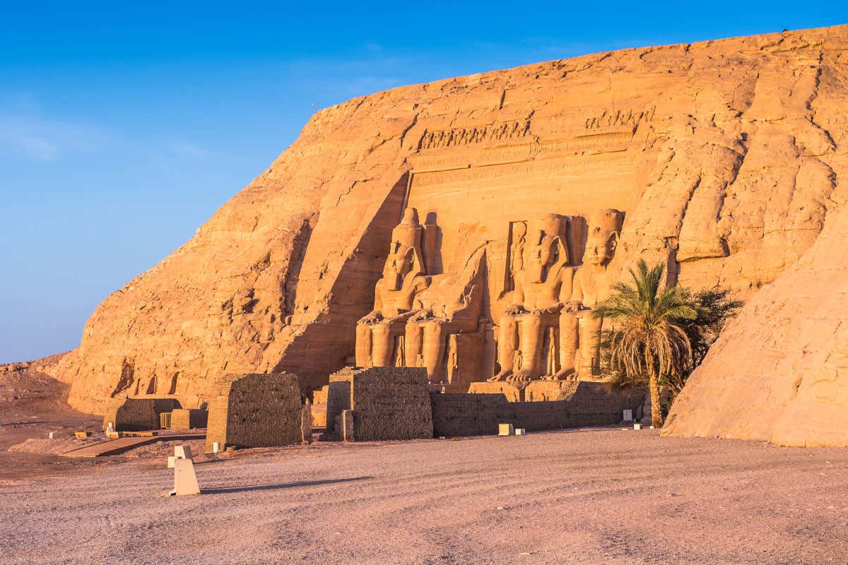 Figuras humanas colossais na entrada do templo de Ramsés II em Abu Simbel, um dos monumentos mais fascinantes do Egito