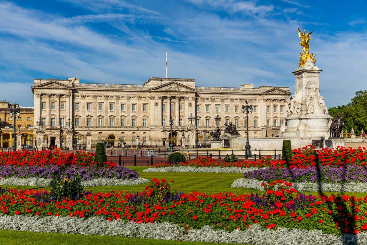 Jardim do Palácio de Buckingham com o palácio ao fundo e o Memorial da Rainha Victoria à direita