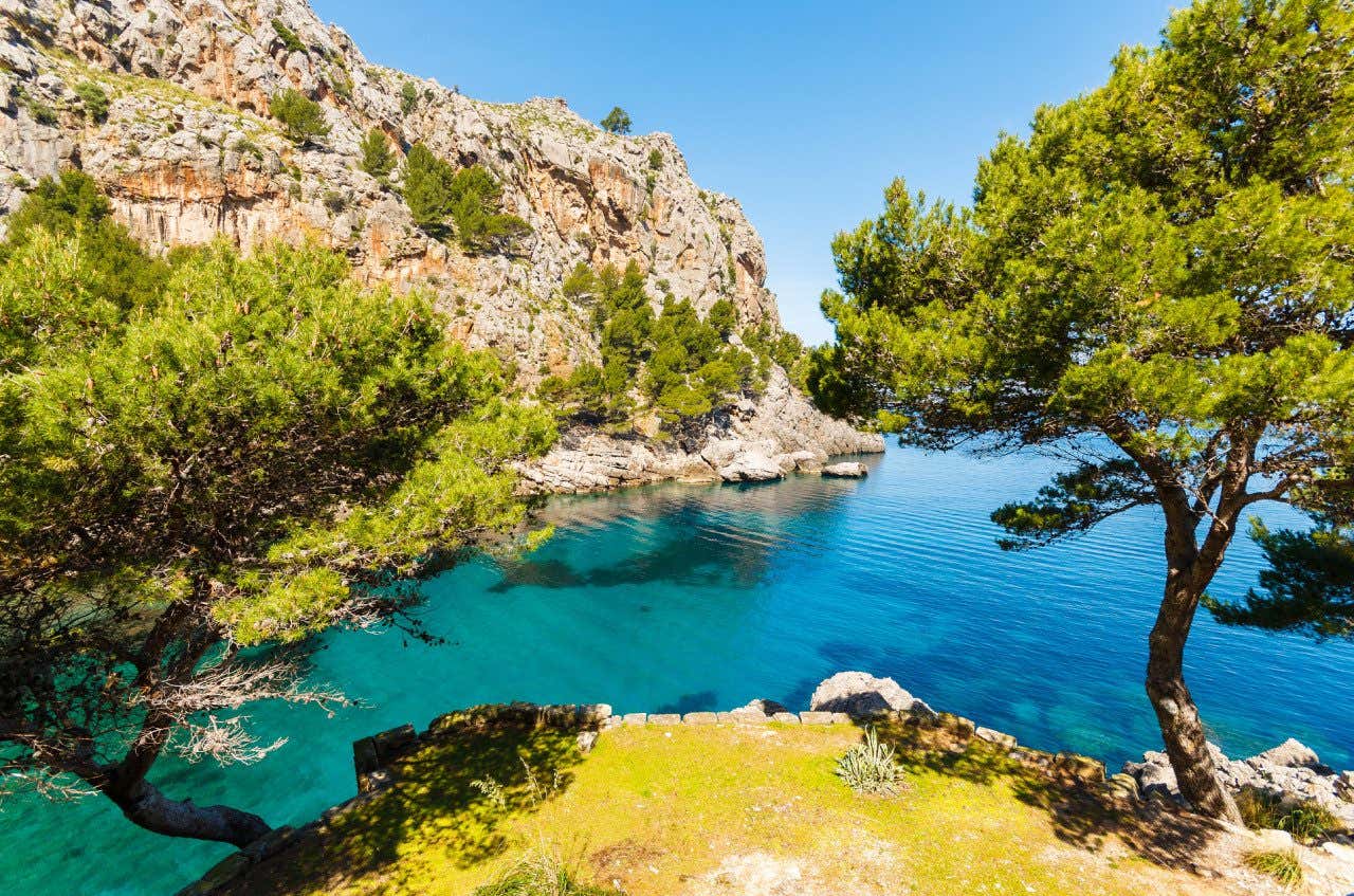 Penhascos que rodeiam Cala Sa Calobra com suas águas cristalinas