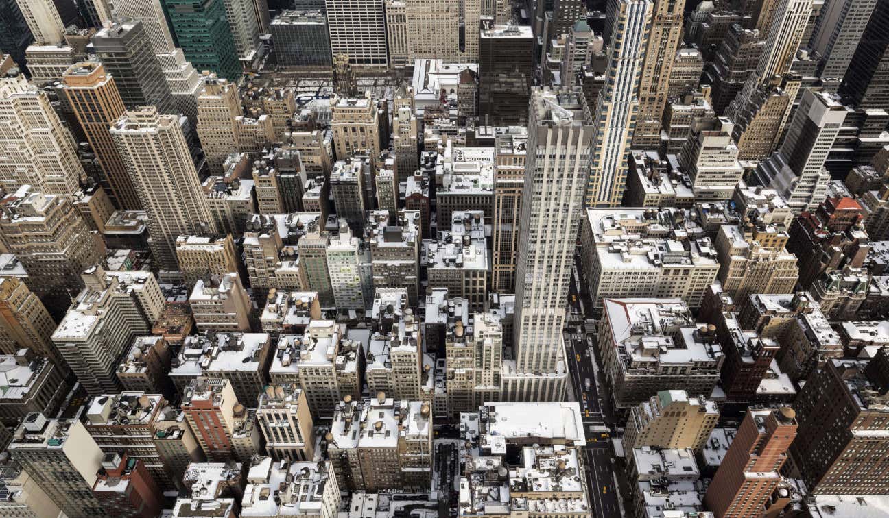 Vista panoramica di una strada della Fifth Avenue di New york, una delle strade più lunghe del mondo, circondata da alti grattacieli