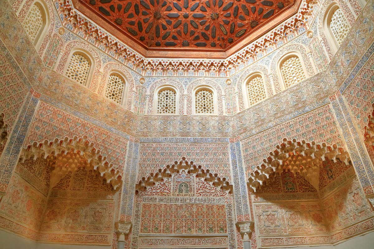 Decoración árabe del interior de la Madraza de Granada
