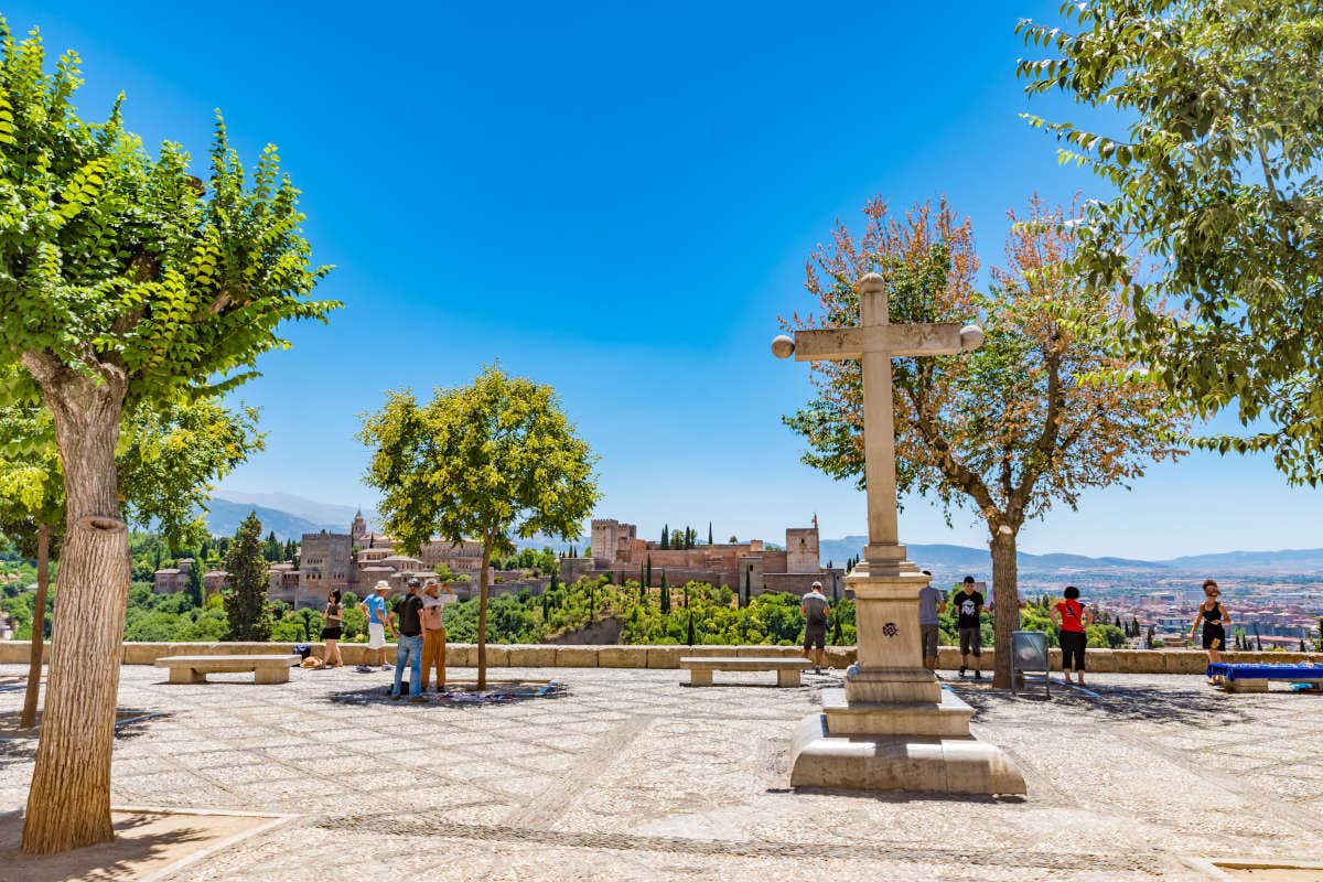 Plaza del mirador de San Nicolás con la Alhambra al fondo