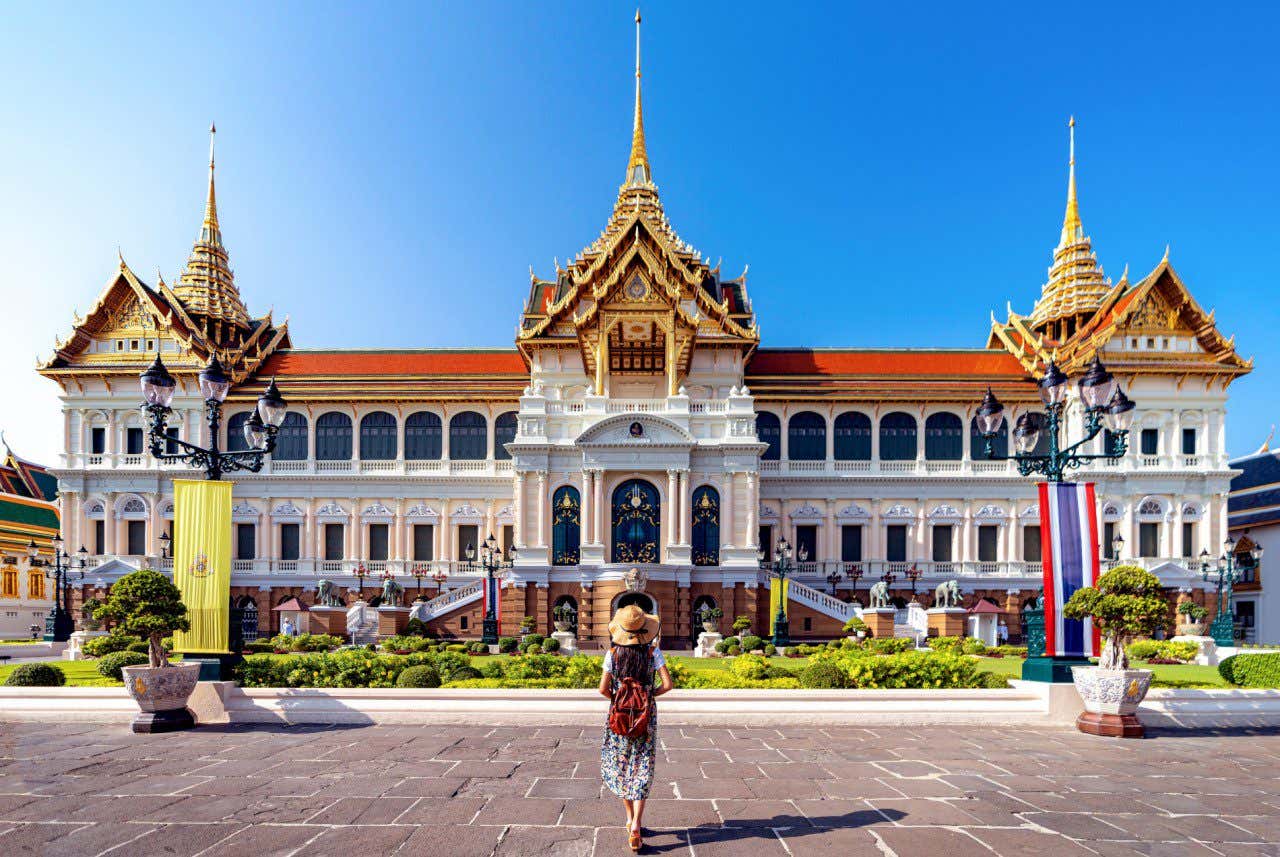 Turista diante do Palácio Real de Bangkok