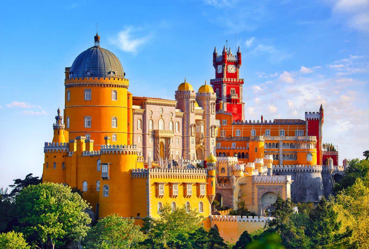 O chamativo Palácio da Pena com suas cores vibrantes e arquitetura de diferentes épocas