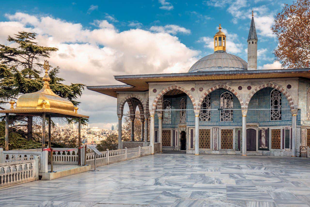 Um dos pátios do Palácio Topkapi durante um dia nublado