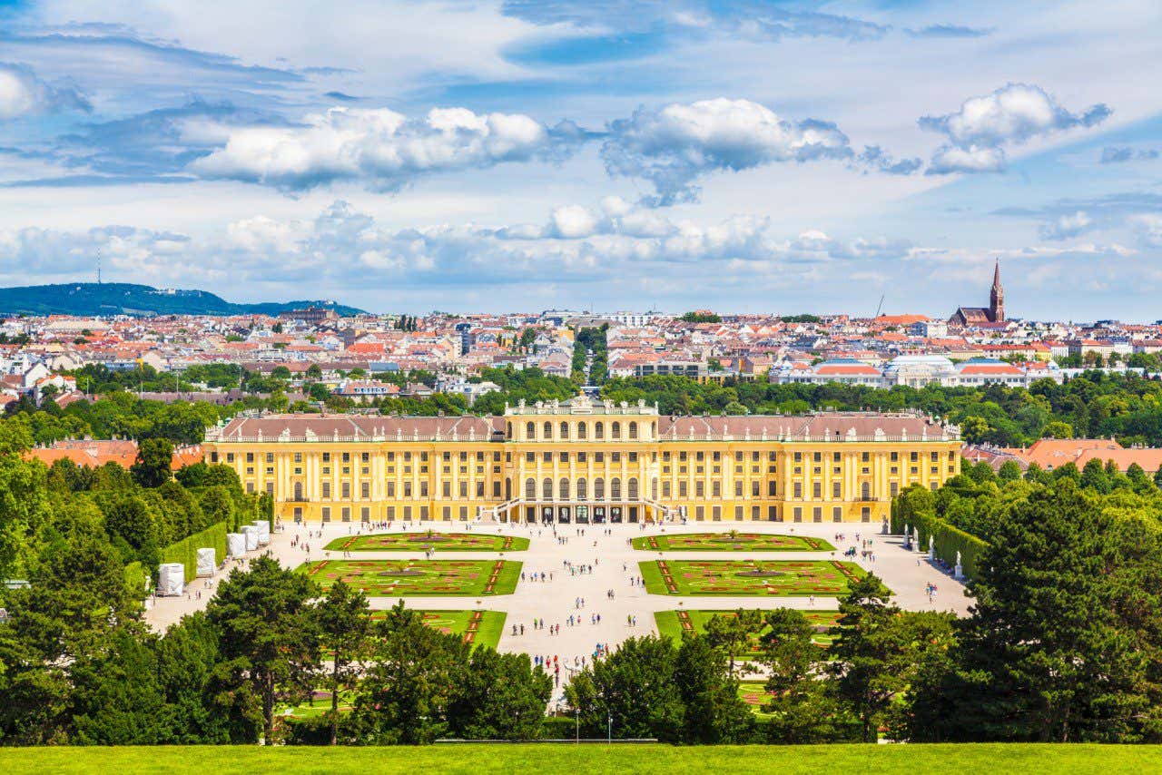 Palácio Schönbrunn visto de longe com a cidade de Viena ao fundo