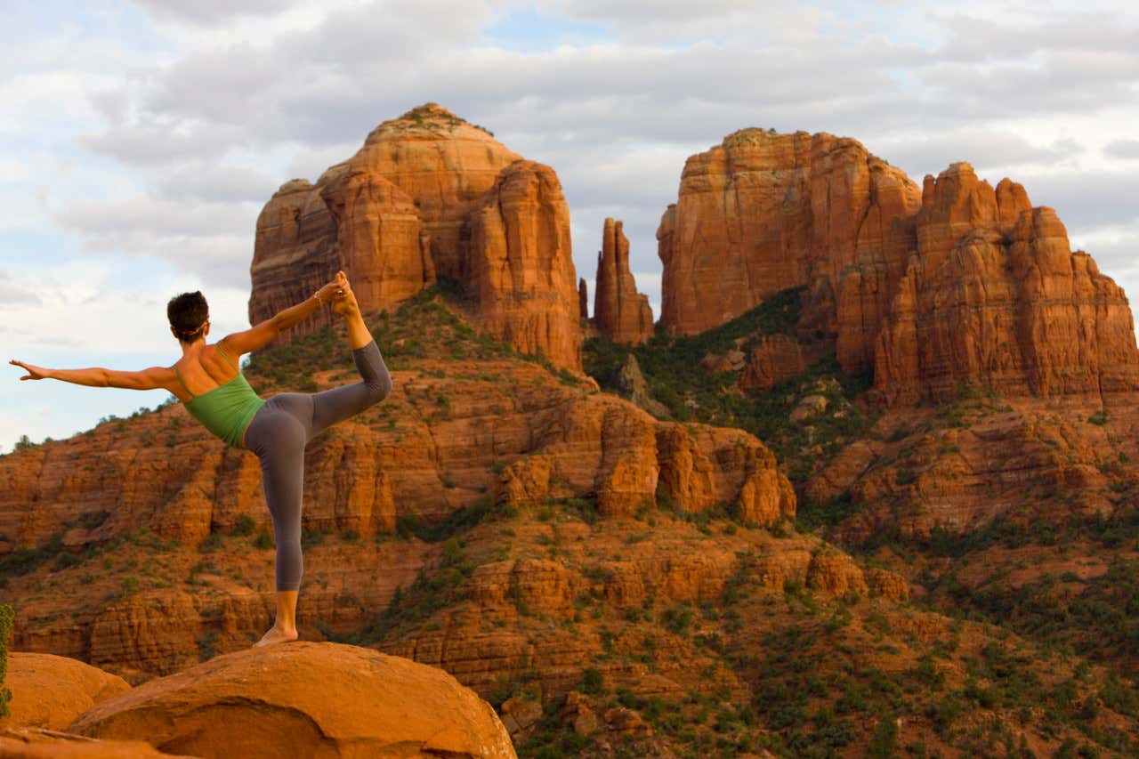 Una mujer haciendo yoga en el desierto de Arizona, Sedona
