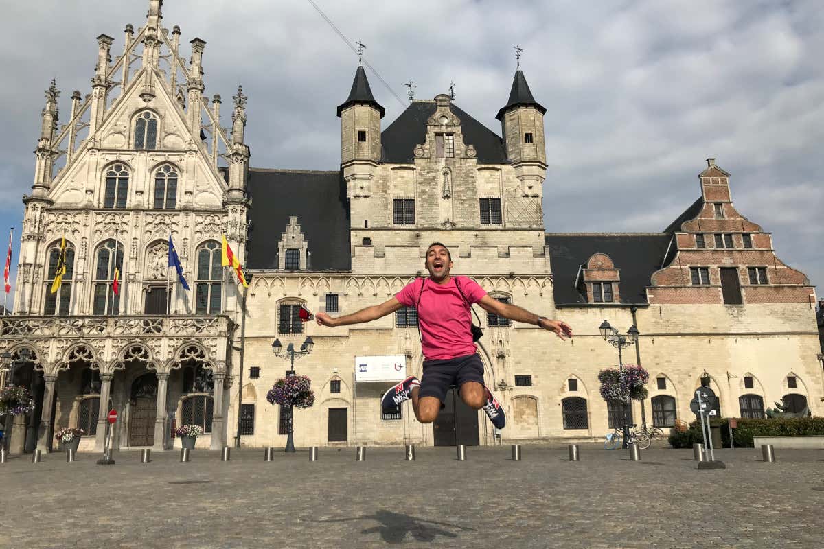 Santy Torres frente al Ayuntamiento de Malinas, una preciosa ciudad belga de la región de Flandes