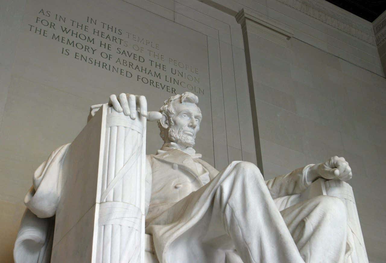 Closeup of the Abraham Lincoln statue, with text carved into the wall behind the statue