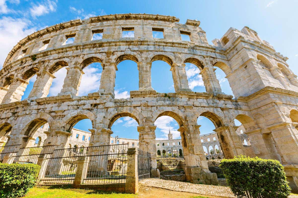 Vista desde abajo del anfiteatro de Pula