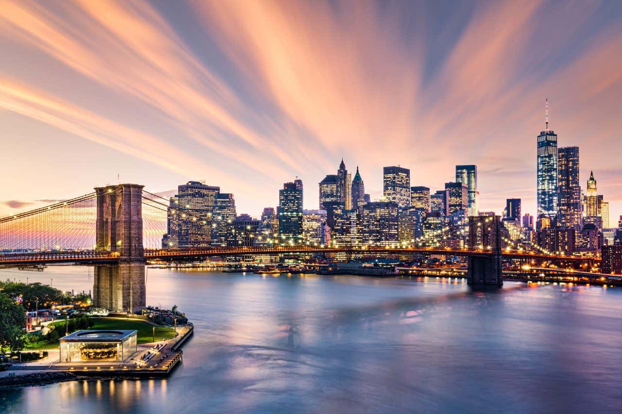 Vue panoramique de New York et du pont de Brooklyn au coucher de soleil