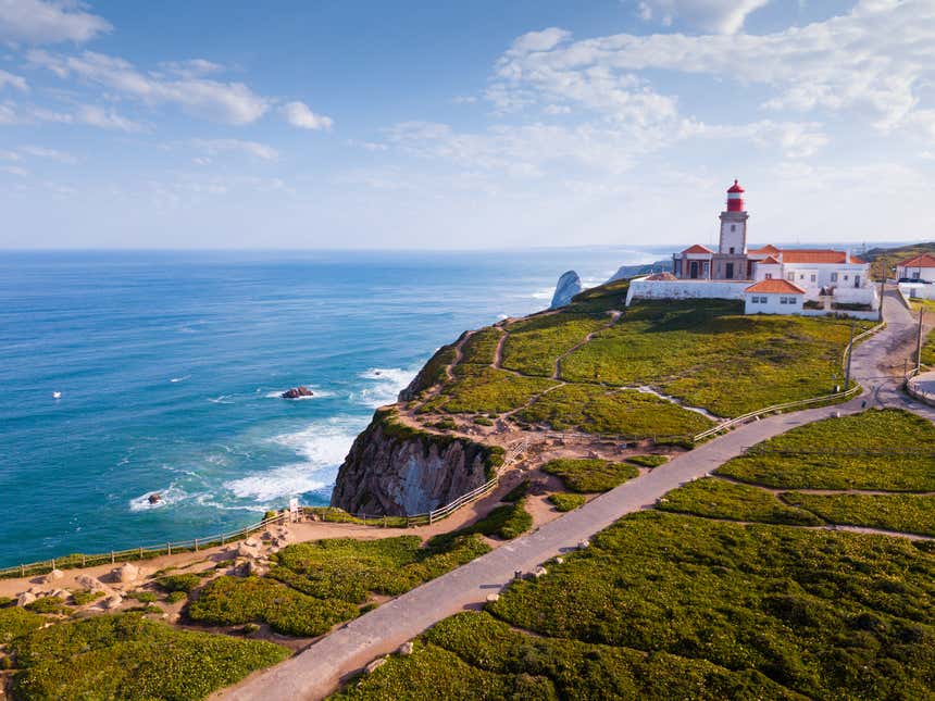 Farol do Cabo da Roca ao final de um caminho 