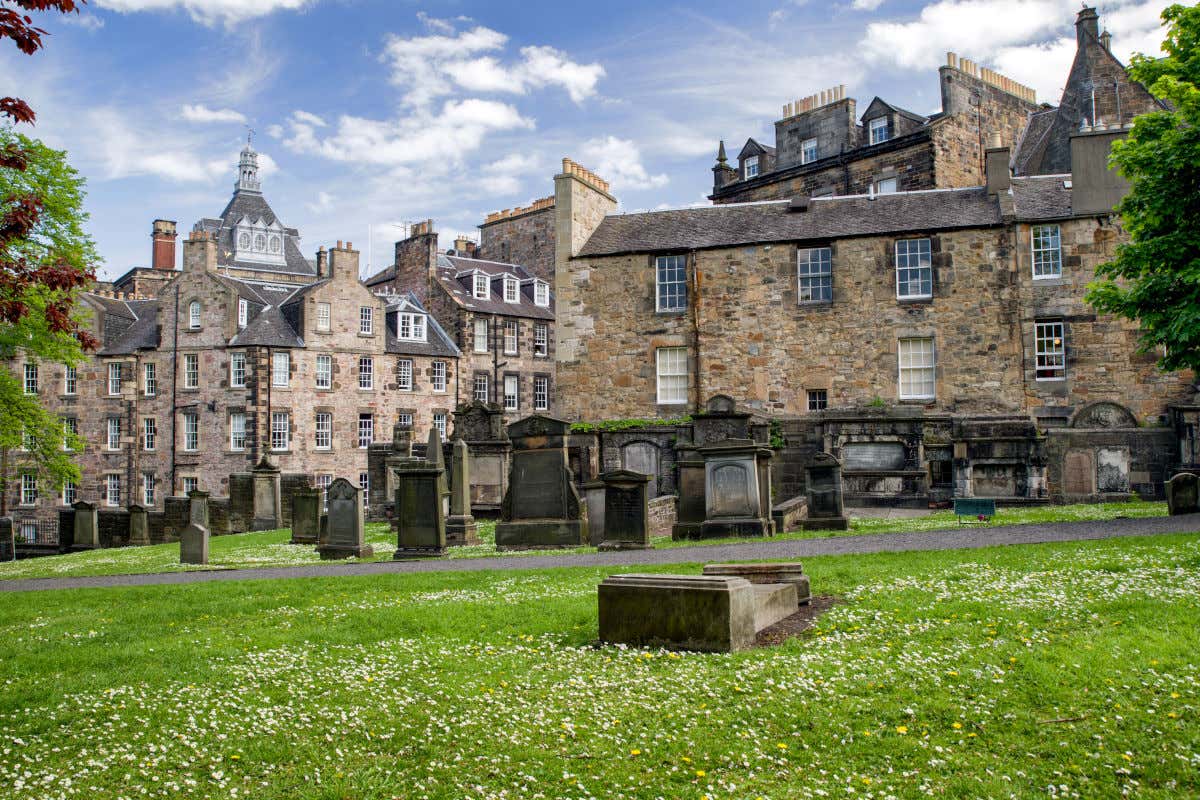 O cemitério Greyfriar de Edimburgo com suas lápides na grama também faz parte da rota do Harry Potter pela Escócia