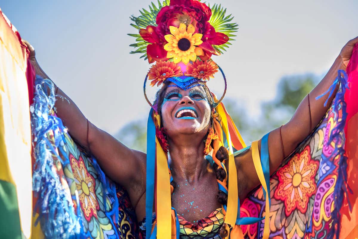 Una mujer con ropas de vivos colores durante el desfile del carnaval de Río de Janeiro.