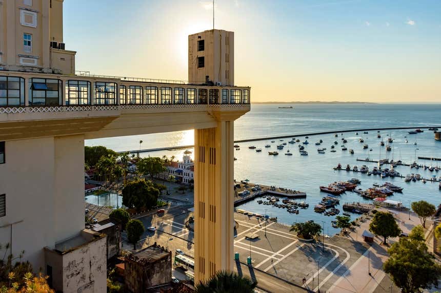 Elevador Lacerda visto do alto com o mar ao fundo