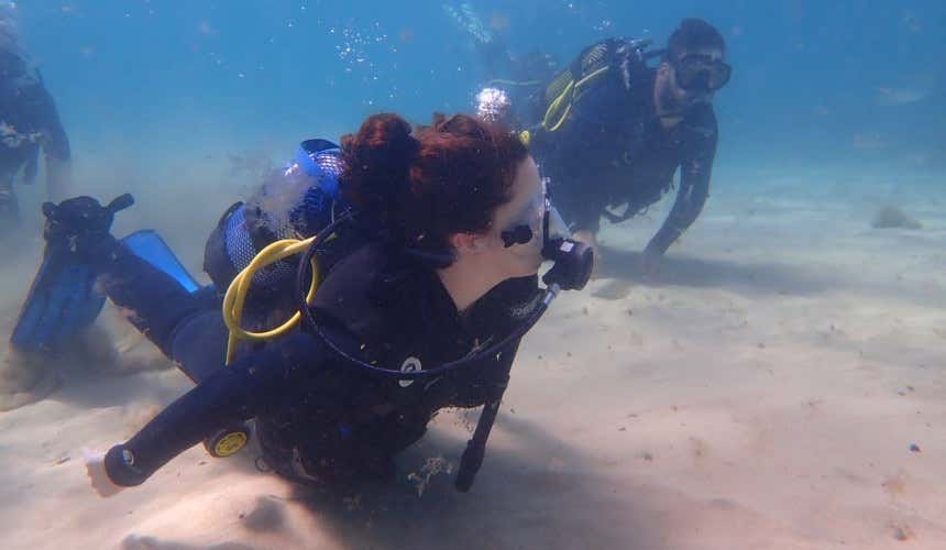 Disfrutando del bautismo de buceo en Lanzarote