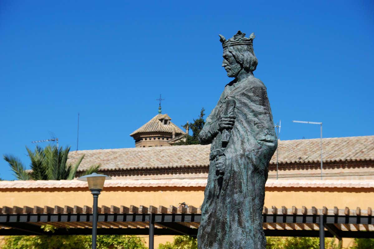 Fotografía de la estatua gris de Fernando III El Santo