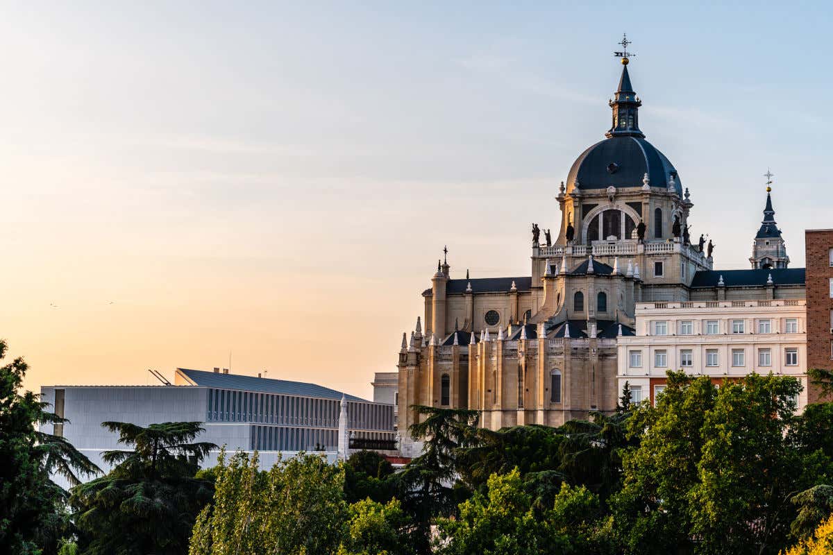 La catedral de la Almudena vista al atardecer desde los jardines de Las Vistillas, en un día despejado.