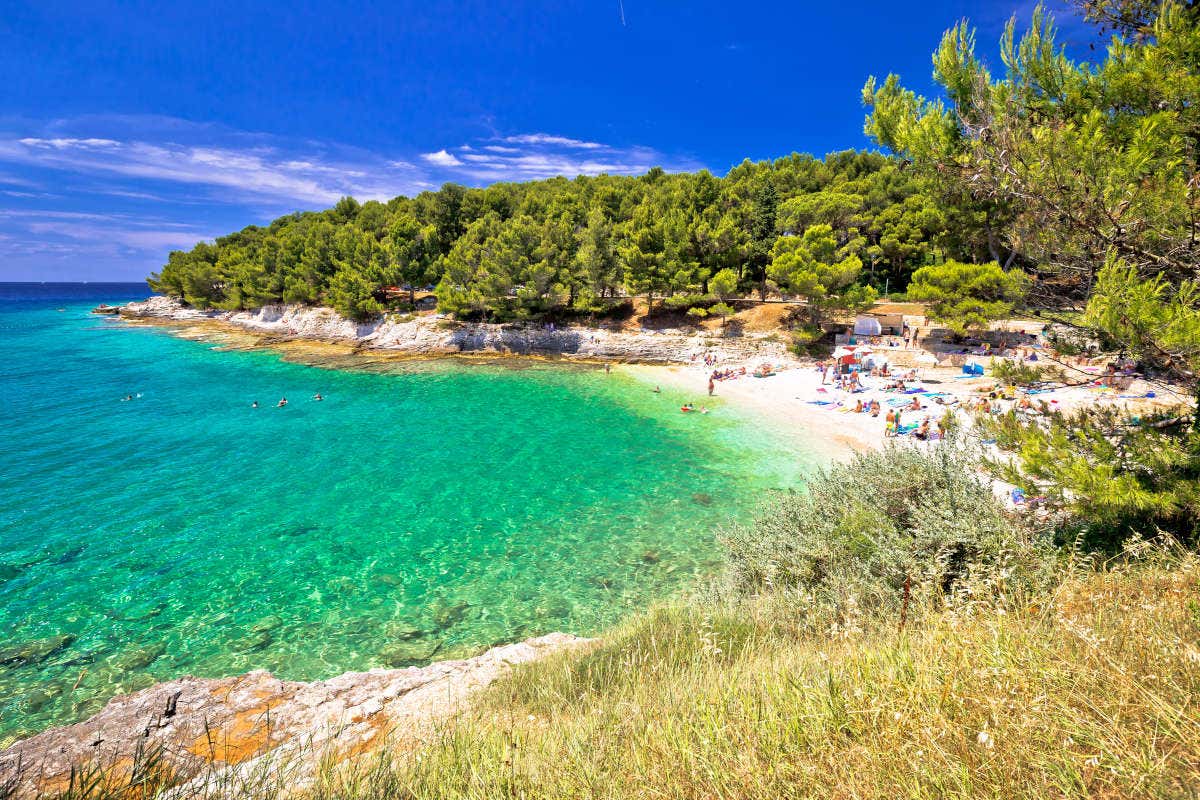 Aguas turquesas y cristalinas en una playa virgen de Istria