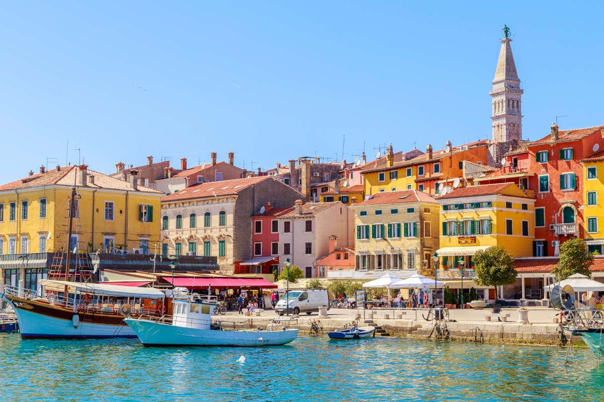 Casas de colores de Rovinj vistas desde el agua