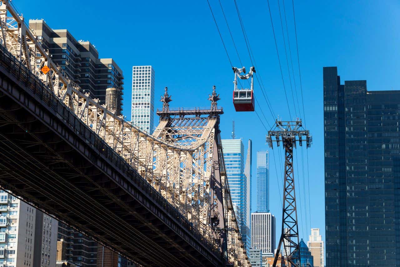 Téléphérique passant au-dessus du pont de Roosevelt