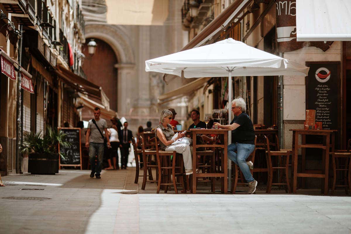 Turistas sentados en una terraza de un bar en el centro de Granada