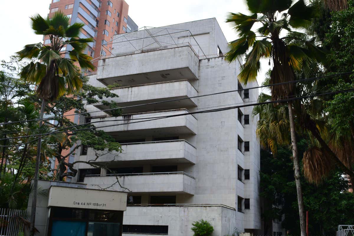 Edificio Mónaco, una construcción de aspecto abandonado y gris relacionada con Pablo Escobar.