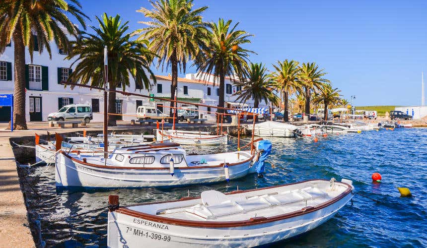 Embarcaciones tradicionales menorquinas en el puerto de Fornells