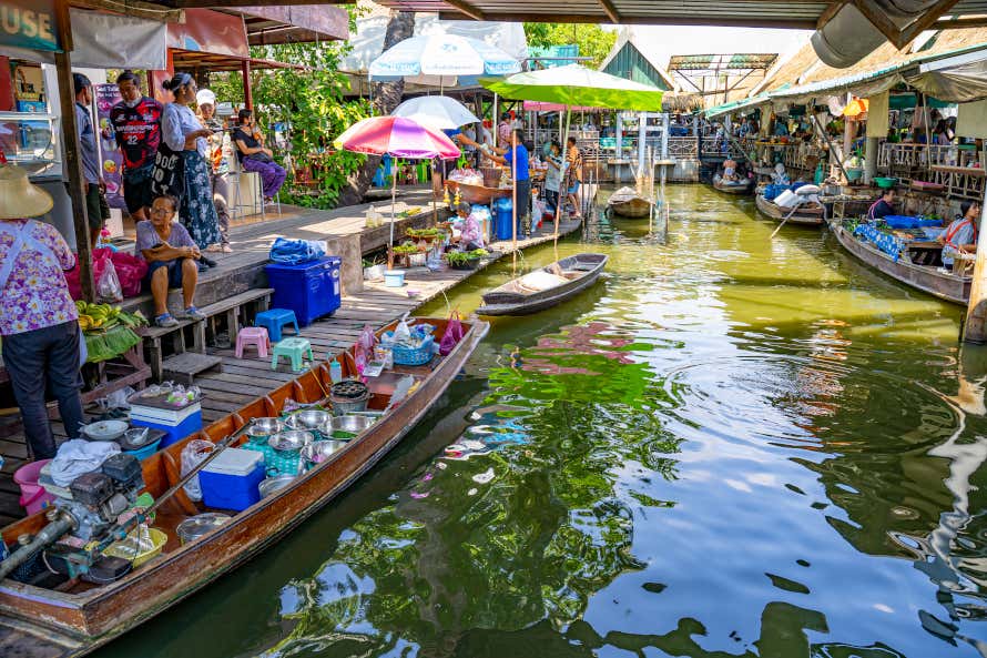 Mercado flutuante em Bangkok, em que os produtos à venda estão em barcos estacionados no canal