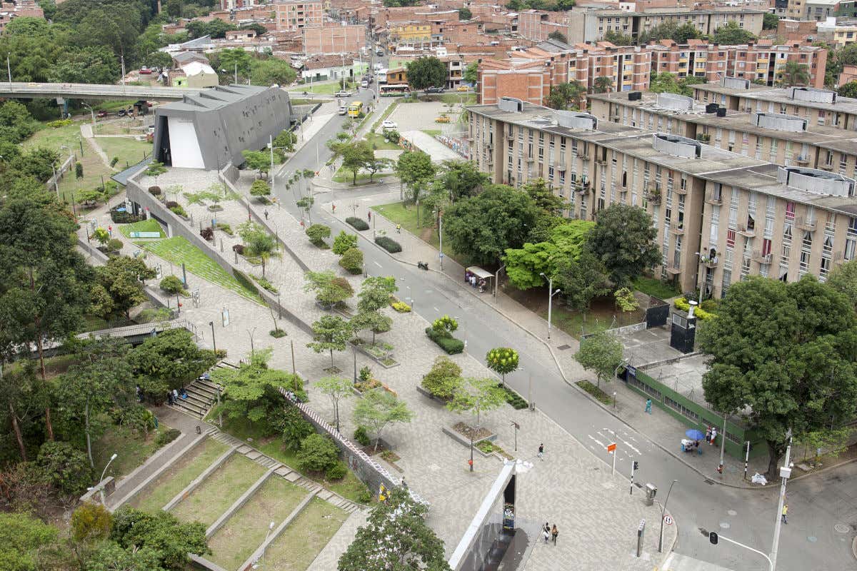 Panorâmica de Medellín com o Museu Casa da Mémoria ao fundo
