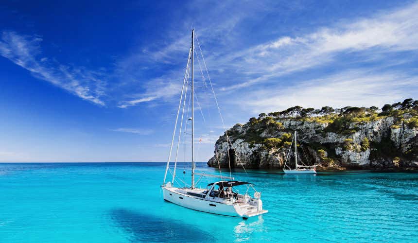 Surcando en velero la costa de Menorca