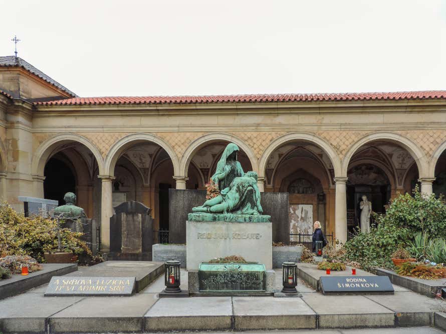 Tumba con una virgen y un cristo en el cementerio de Vyšehrad de Praga
