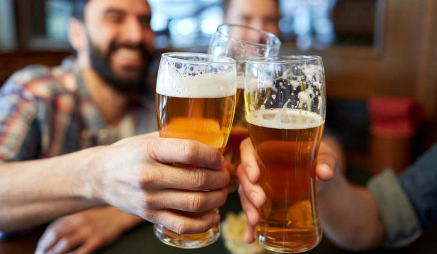 Pessoas brindando com cerveja