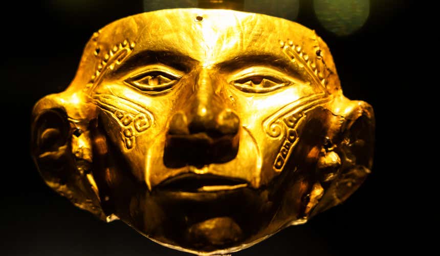 Máscara dourada exposta no Museu do Ouro de Bogotá
