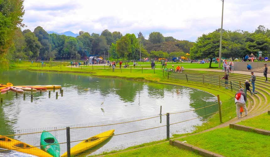Lago artificial no Parque Simón Bolívar de Bogotá